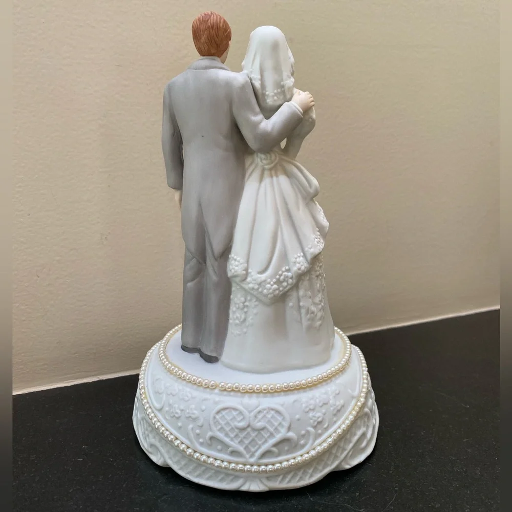 EHW Wedding Cake Bride & Groom Topper/Music Box 